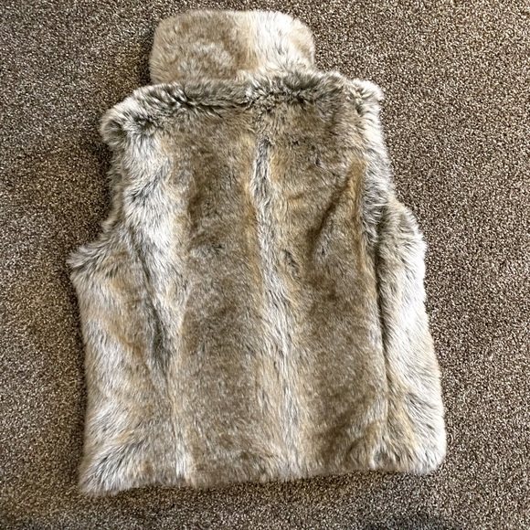 Esprit women’s reversible faux fur vest - Picture 2 of 3
